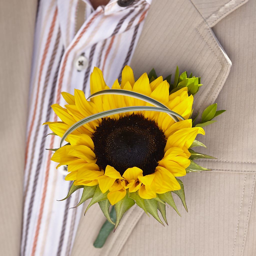 Free Spirit Boutonniere –  United Family Flower And Gifts, Brooklyn NY